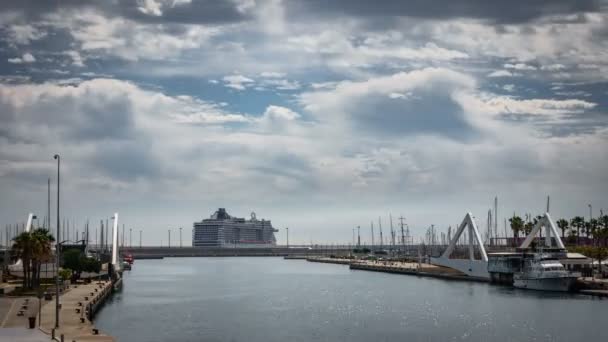 Time lapse of marina with ocean liner — Stock Video