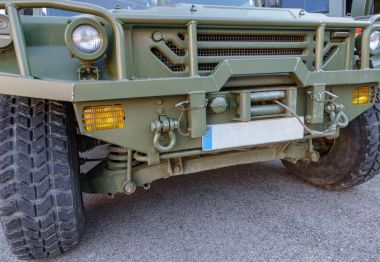 Bize beyaz plakalı askeri araç açık