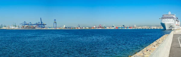 Crucero en el puerto de Valencias, vista panorámica — Foto de Stock