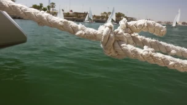 Close-up van touw van de zeilboot in jachthaven met kleine — Stockvideo
