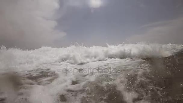 Прорыв океанской волны перед вами, замедленная съемка — стоковое видео