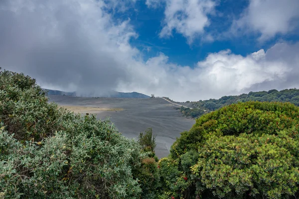 Irazu 火山口和观点在哥斯达黎加与雾，顶视图 — 图库照片