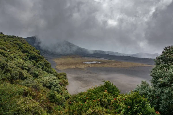 Irazu kráter sopky v Kostarice s mlhou, pohled shora — Stock fotografie