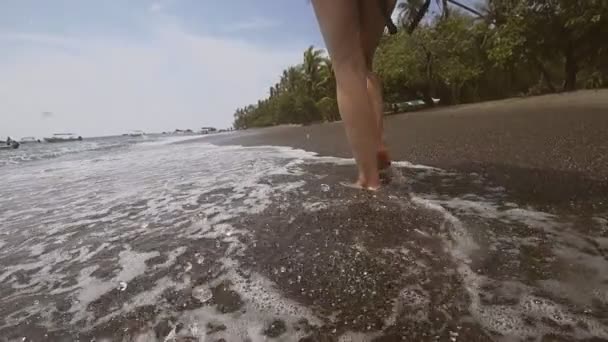 Benen van de vrouw lopen in pacific beach, super slow motion — Stockvideo