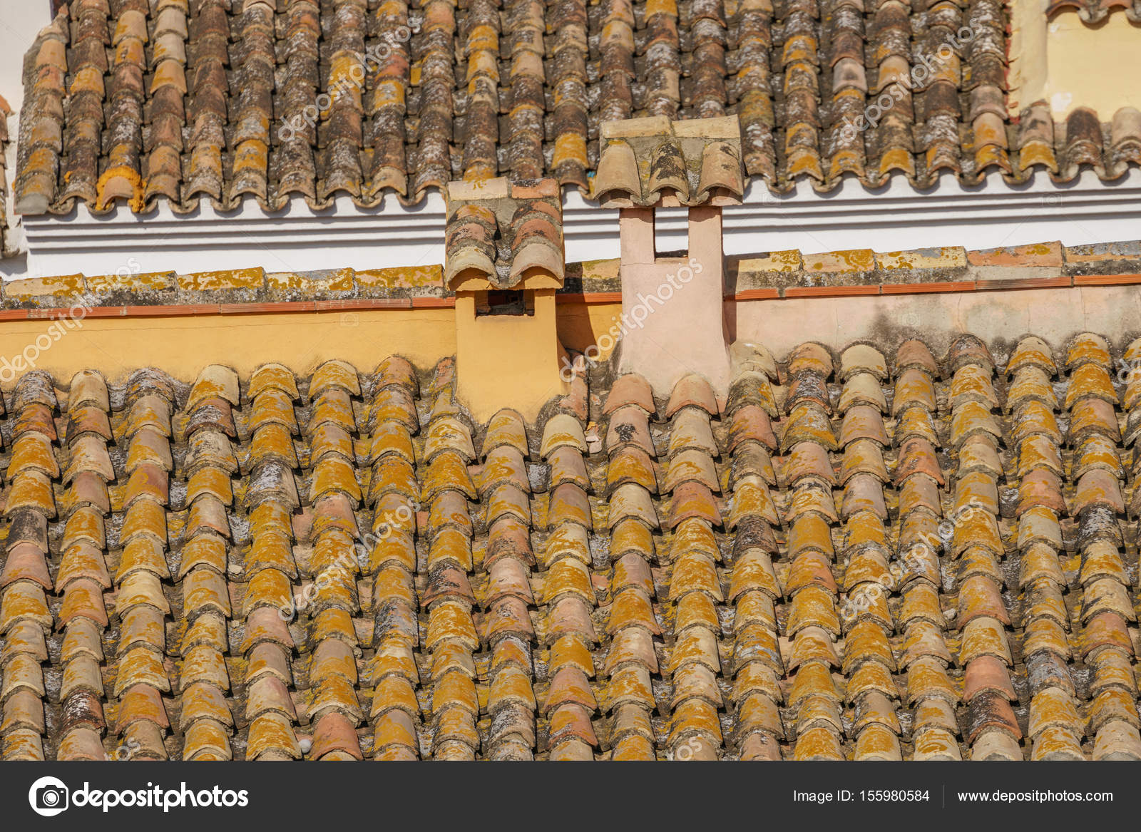 Primer plano de los tejados de azulejos con chimenea — Foto de stock
