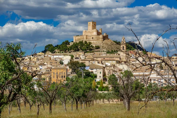 Biar kastély tetején a hegy és város, Alicante, Spanyolország — Stock Fotó