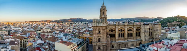 Panoráma města Malaga Cathedral a město za svítání — Stock fotografie