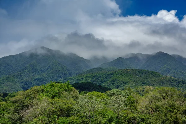 Rincon de la vieja vulcano és ködös felhők — Stock Fotó