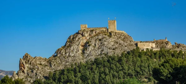 Het kasteel van Sax, een fort over grote rots in Alicante, Spanje — Stockfoto