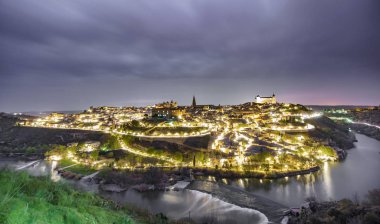 Gece Toledo şehir görünümünü geniş açı
