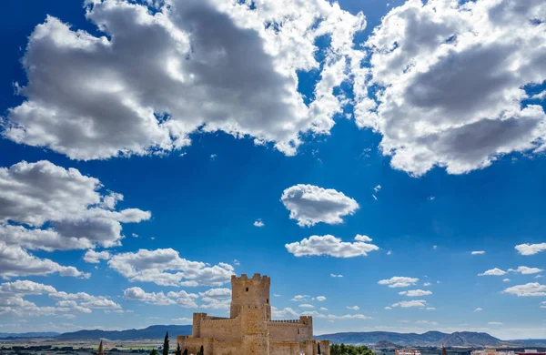 Villena Castelo vista ampla com nuvens e céu azul — Fotografia de Stock