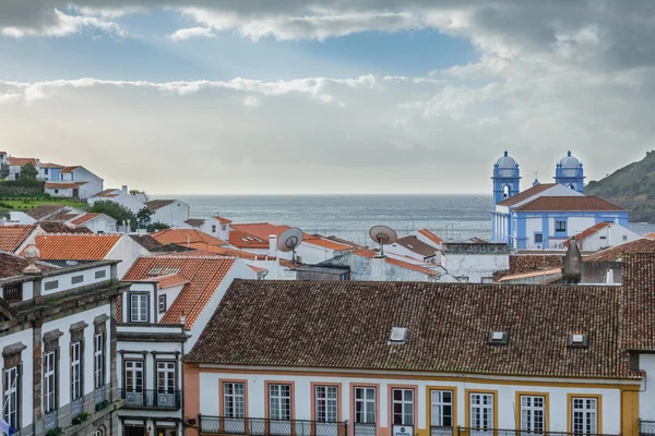 Kerk, de daken en de Oceaan in Angra do Alkmaar, eiland van Terceira, Azoren — Stockfoto