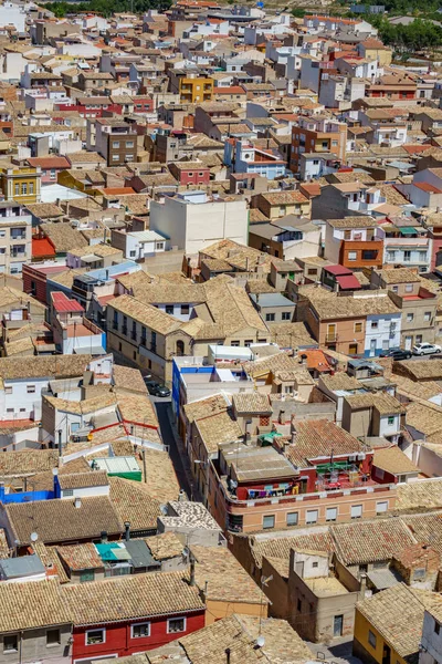 Vista superior de telhados na cidade lotada — Fotografia de Stock