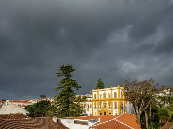 Telhados de Angra do Heroismo e nuvens tempestuosas nas ilhas dos Açores — Fotografia de Stock