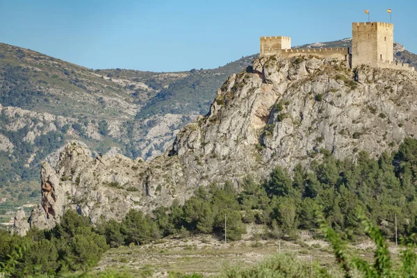 O castelo de Sax é uma fortaleza sobre grande rocha em Alicante, Espanha — Fotografia de Stock