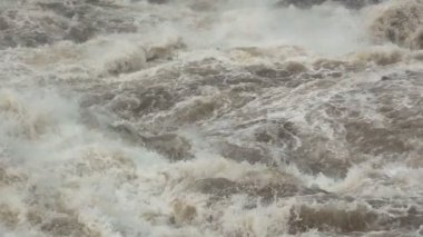 Süper ağır çekim su rapids vurdu