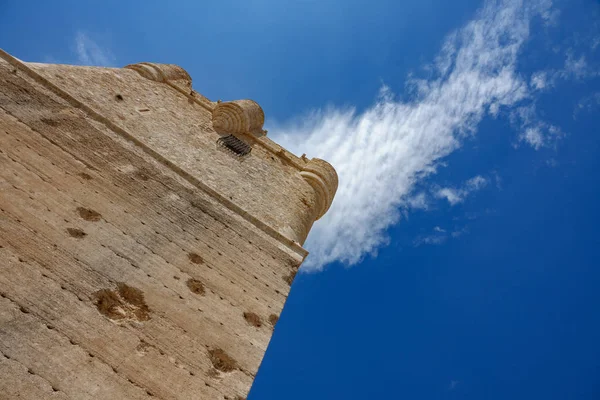 Hradní věž proti obloze s cloudem — Stock fotografie