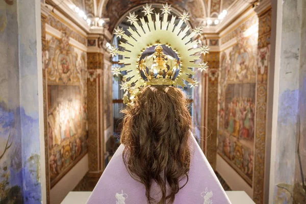 Bakifrån av jungfru i kyrkan med hår — Stockfoto