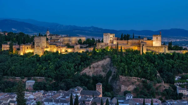 Alhambra antik Arapça Kalesi, günbatımı. Granada, İspanya.