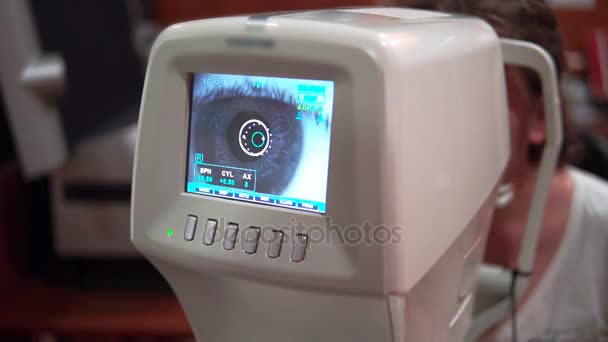 Kontrola pacienta oči — Stock video