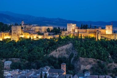Alhambra antik Arapça Kalesi, günbatımı. Granada, İspanya.