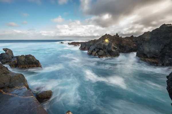 Lange blootstelling van Biscoitos met vulkanische stenen in eiland Terceira — Stockfoto