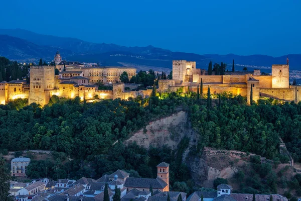 Alhambra antik Arapça Kalesi, günbatımı. Granada, İspanya. — Stok fotoğraf