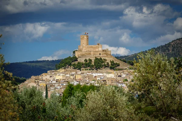 Lange opname met mist Biar kasteel op de top van de heuvel, Alicante, Spanje — Stockfoto