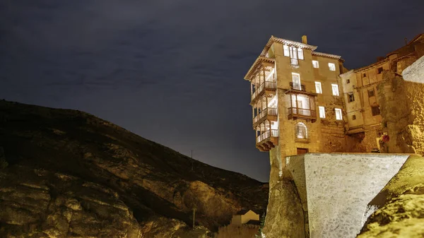 De berömda hängande hus på natten i Cuenca — Stockfoto