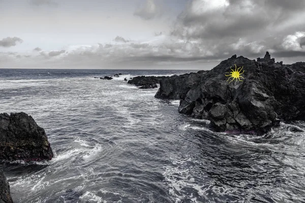 Długich ekspozycji z Biscoitos z wulkaniczne skały na wyspie Terceira — Zdjęcie stockowe