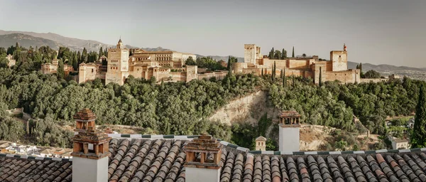 Alhambra antik Arapça Kalesi, günbatımı. Granada, İspanya. — Stok fotoğraf