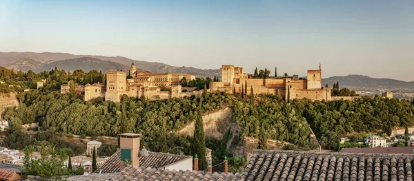 Antiga fortaleza árabe de Alhambra ao pôr-do-sol. Granada, Espanha . — Fotografia de Stock