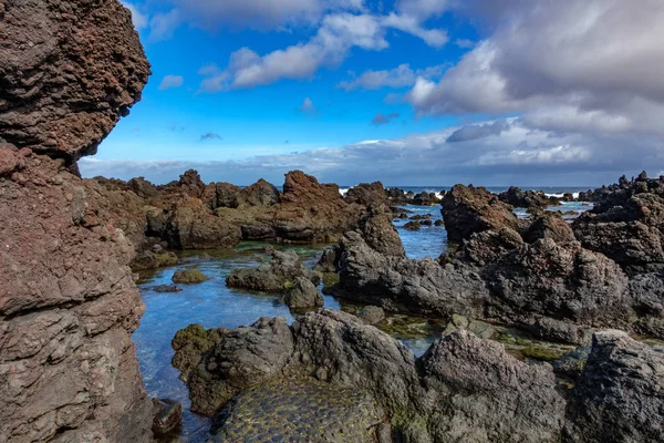 Costa volcánica y rocas — Foto de Stock