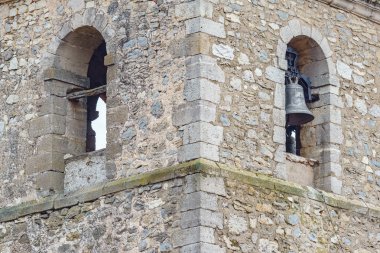 Eksik bell ile eski çan kulesi