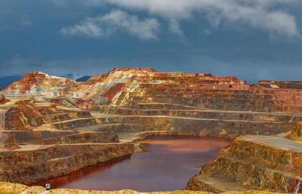 Rio Tinto mina no dia tempestuoso — Fotografia de Stock