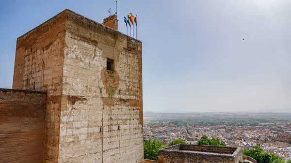 Alhambra-Turm mit der Stadt im Hintergrund — Stockfoto