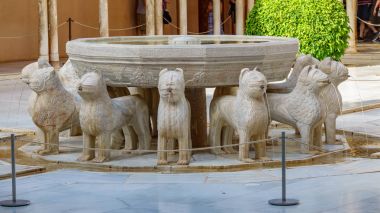 Alhambra Palace, Granada ünlü aslan çeşme