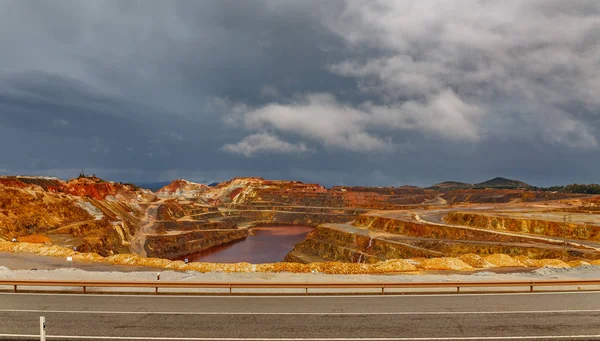 Río Tinto mina y camino en día tormentoso, gran ángulo —  Fotos de Stock