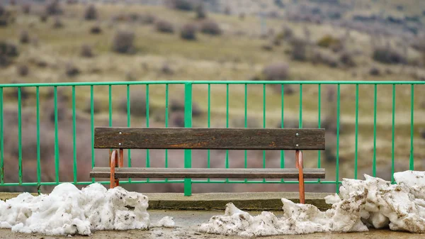 雪が降った後の分離のベンチ — ストック写真