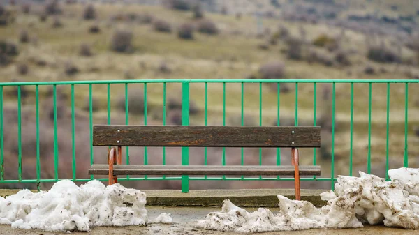 Banc isolé après les chutes de neige — Photo