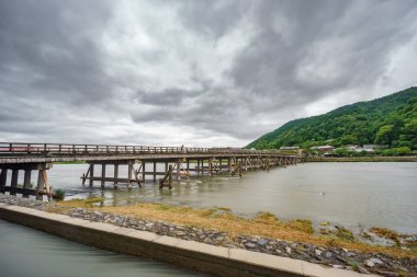 Katsura Nehri ve togetsukyo Köprüsü arashiyama, kyoto, Japonya.