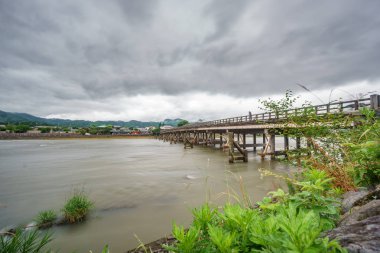 Katsura Nehri ve togetsukyo Köprüsü arashiyama, kyoto, Japonya.