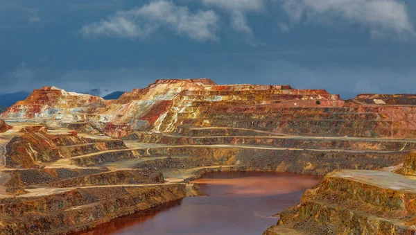 Río Tinto mina en día tormentoso — Foto de Stock