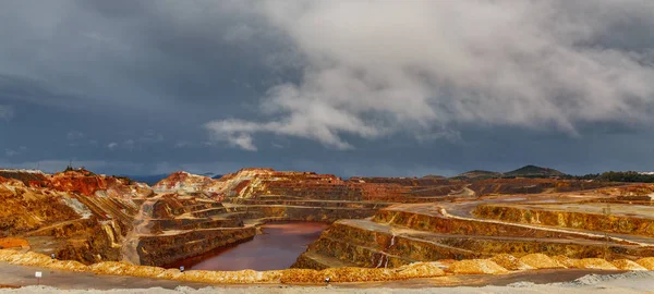 Rio Tinto gruvan på stormig dag, vidvinkel — Stockfoto
