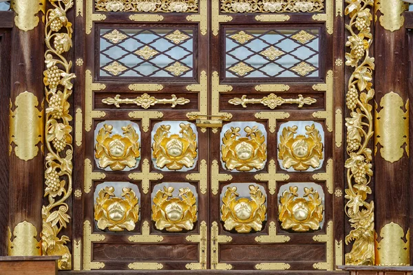 Porta de madeira e dourada — Fotografia de Stock