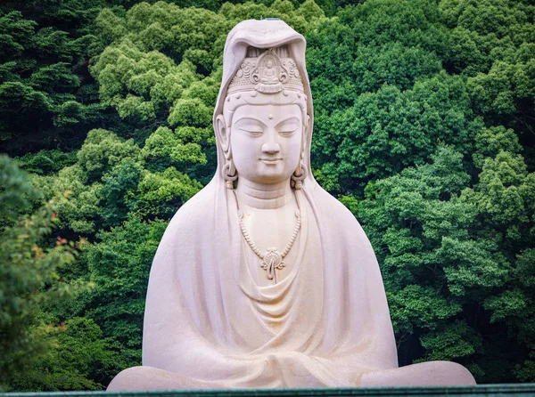 Λευκό άγαλμα του Βούδα στο δάσος — Φωτογραφία Αρχείου