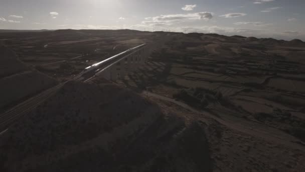 Trainen over brug bij zonsondergang — Stockvideo