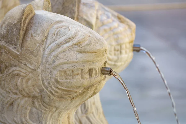 アルハンブラ宮殿, グラナダの有名なライオンの噴水詳細 — ストック写真