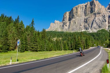 Dağ yolundan Dolomites Motosiklet ile