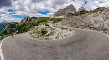 bisikletçi ile 3 cime di Lavaredo u şeklinde eğrisi